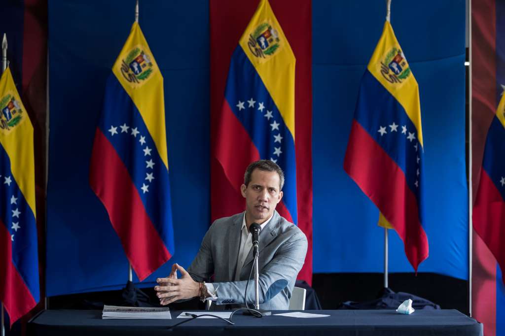AME3257. CARACAS (VENEZUELA), 29/12/2022.- El opositor Juan Guaidó ofrece declaraciones, el 21 de noviembre del 2022, en Caracas (Venezuela). Reconociéndose vencido por una mayoría que pide acabar con su "presidencia encargada", el opositor Juan Guaidó llamó este jueves a la sensatez, lo que para él significa preservar el "gobierno interino" en Venezuela, una figura creada en 2019 y que se espera llegue su fin mañana, cuando el antichavismo celebrará una sesión que el exdiputado ha intentado eludir. EFE/ Miguel Gutiérrez