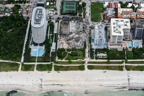 Derrumbe de edificio en Florida deja al menos 18 latinoamericanos desparecidos