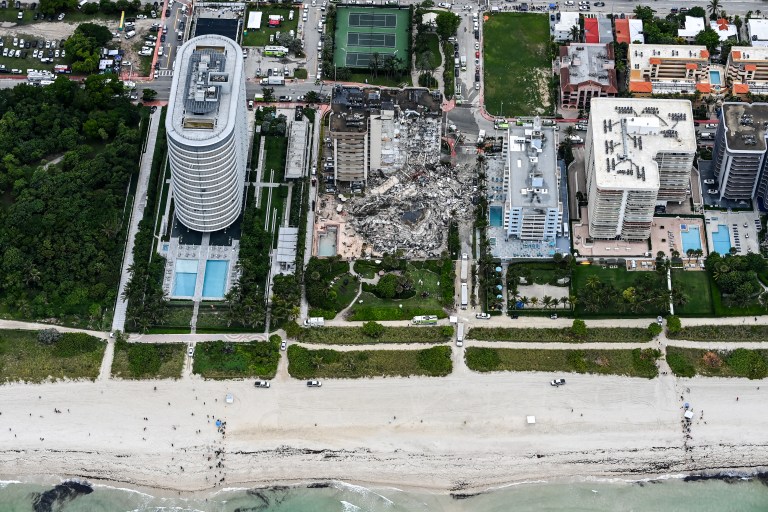 Derrumbe de edificio en Florida deja al menos 18 latinoamericanos desparecidos