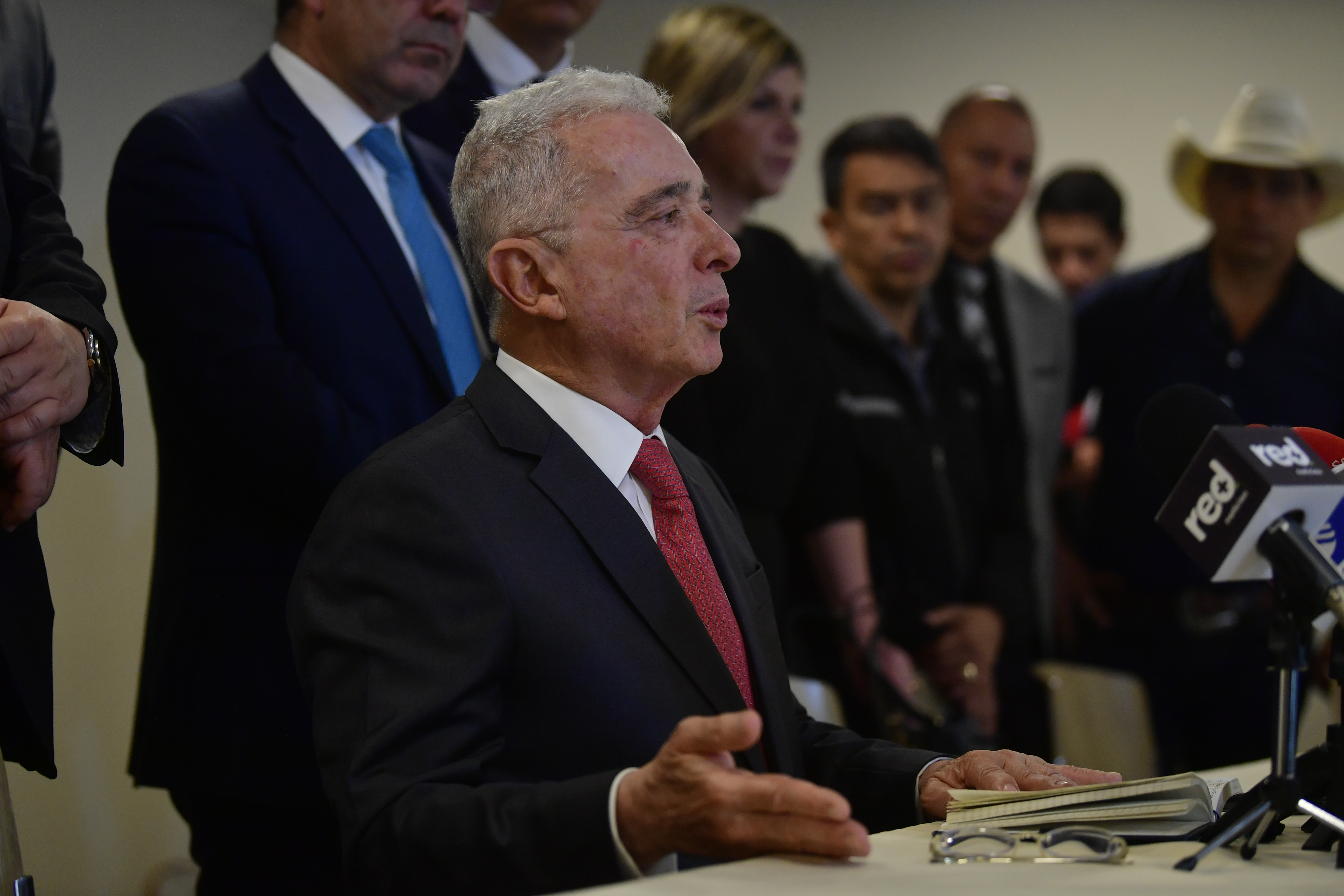 Expresidente y jefe del Centro Democrático se reunió en Bogotá con delegados de la Comisión Interamericana de Derechos Humanos (CIDH).