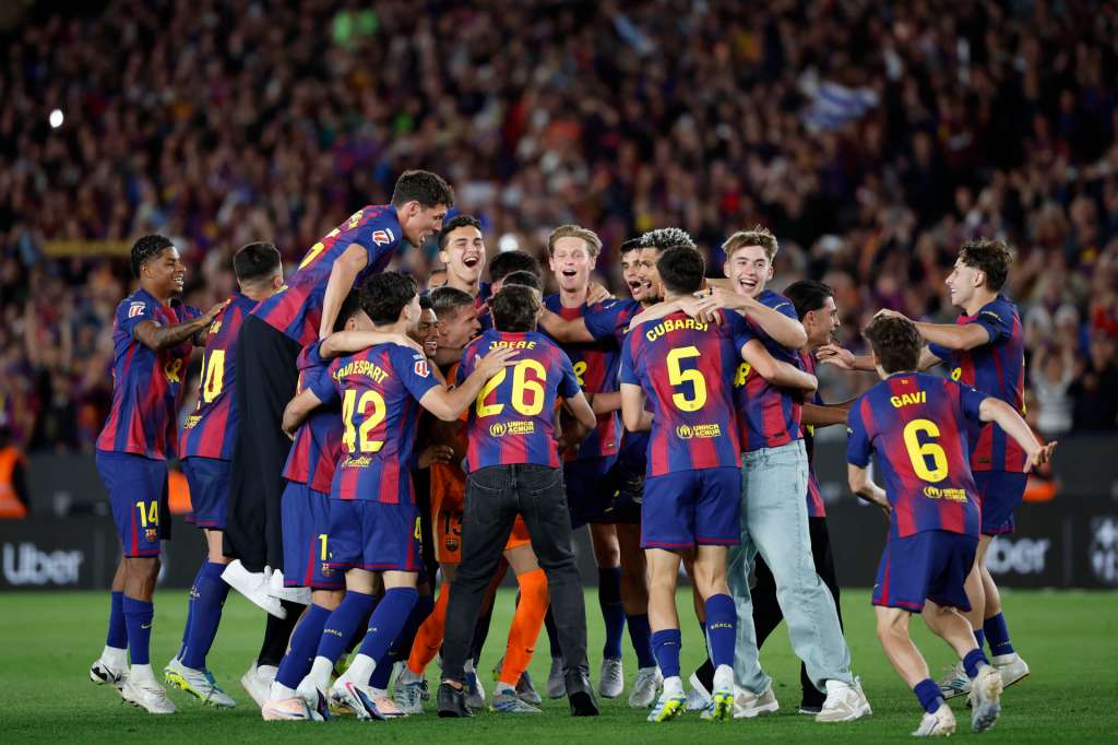 BARCELONA, 10/05/2026.- Los jugadores del FC Barcelona celebran la victoria y el título de Liga al finalizar el encuentro correspondiente a la jornada 35 de LaLiga que FC Barcelona y Real Madrid disputaron este domingo en el Camp Nou, en Barcelona. EFE/Andreu Dalmau