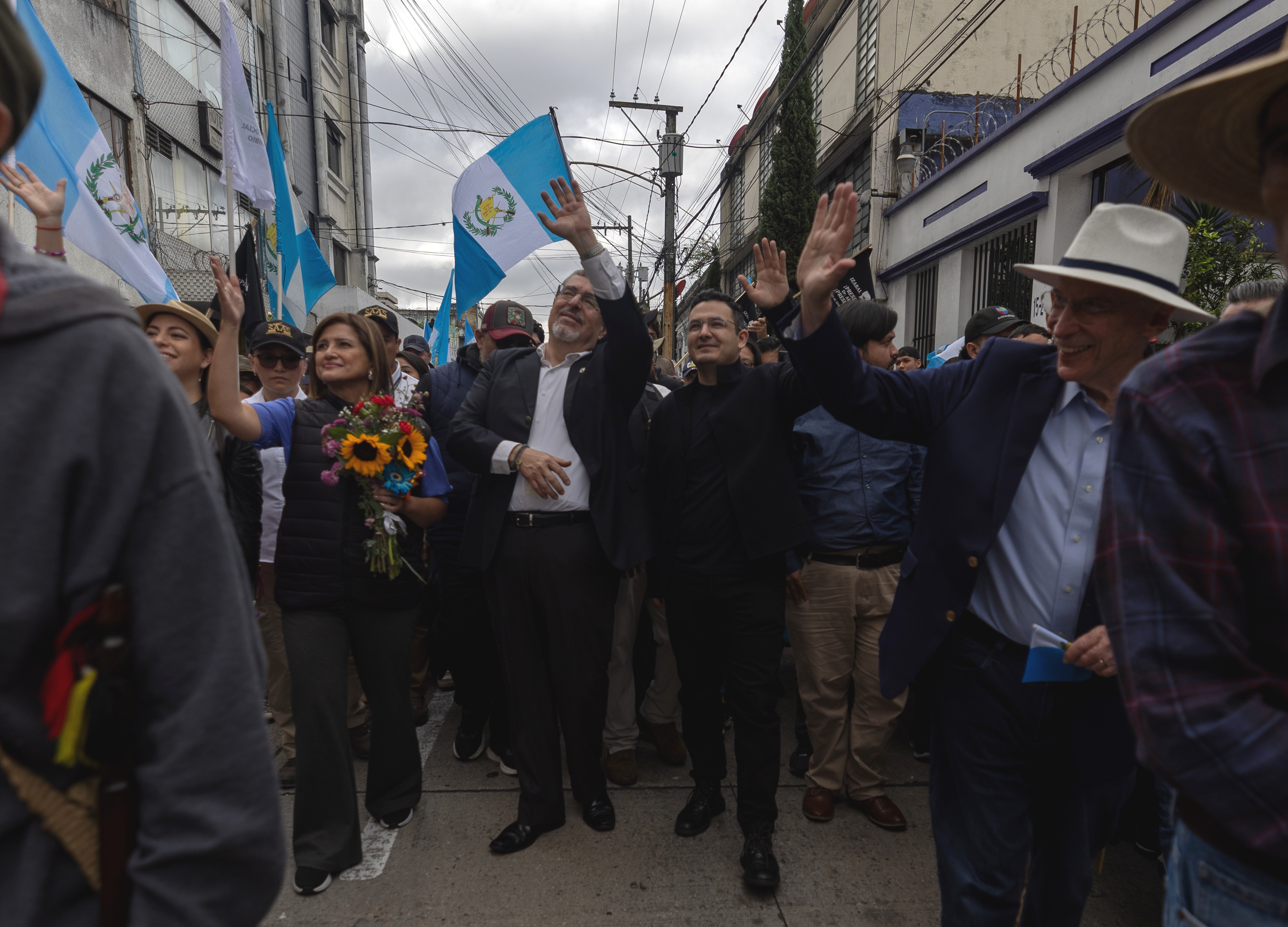 AME2620. CIUDAD DE GUATEMALA (GUATEMALA), 07/12/2023.- El presidente electo de Guatemala, Bernardo Arévalo de León (c), acompañado de su vicepresidenta, Karin Herrera (c-i), y junto a varios simpatizantes, marcha hoy por las calles de Ciudad de Guatemala (Guatemala). Arévalo de León lidera este jueves una marcha junto a indígenas, políticos de diferentes partidos y organizaciones civiles para exigir el respeto a los resultados electorales de este año ante la intención del Ministerio Público (Fiscalía) de revertirlos, como se ha denunciado nacional e internacionalmente. EFE/ David Toro