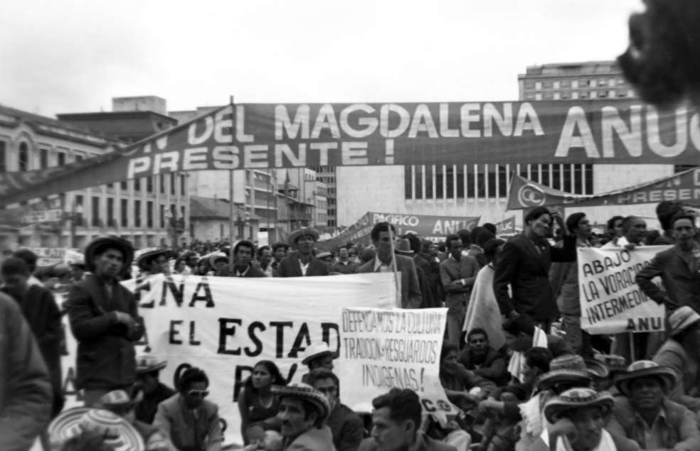 Delegación de la Anuc Magdalena en el tercer Congreso Nacional Campesino. Plaza de Bolívar, Bogotá (1972). Foto. Edelmira Pérez. Archivo Cnmh.