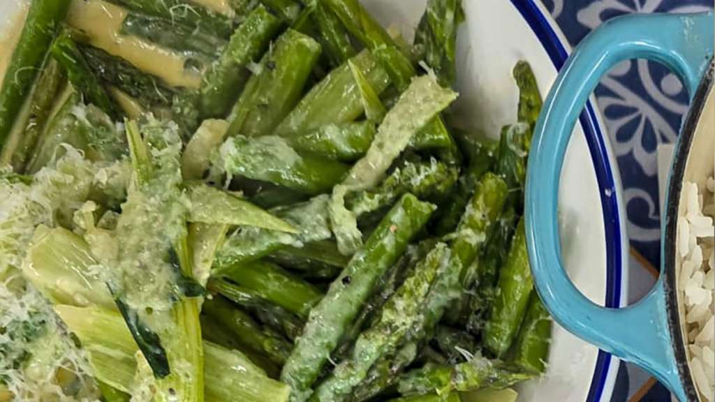 ¿Todavía botas los tallos de las acelgas? Esta receta demuestra que pueden convertirse en el mejor bocado del plato.