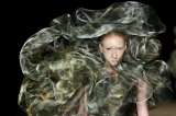 Iris Van Herpen viste a la mujer como una medusa en la Semana de la Alta Costura