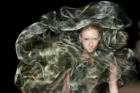 Iris Van Herpen viste a la mujer como una medusa en la Semana de la Alta Costura