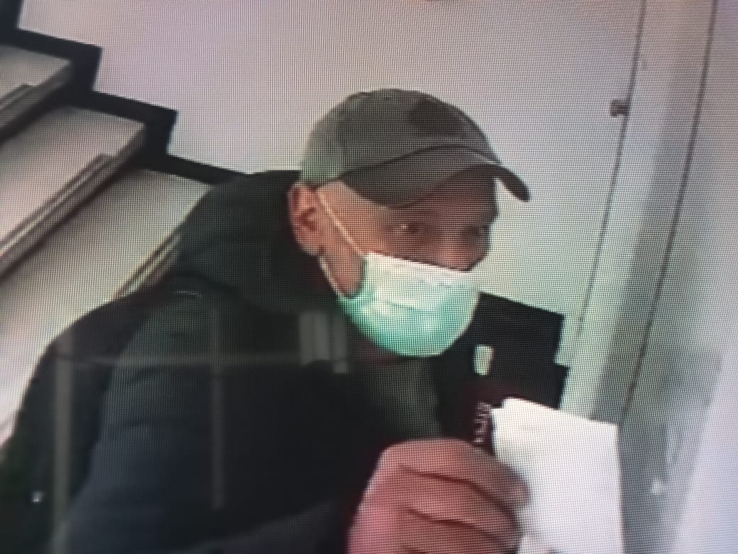 Estas fueron las imágenes capturadas por las cámaras de seguridad del edificio. Allí se ve cuando este sujeto se acercó hasta el apartamento de Gladys para entregarle una carta.