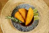 Empanada de camarón con chontaduro, una receta creativa con mucho sabor