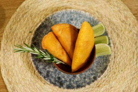 Empanada de camarón con chontaduro, una receta creativa con mucho sabor