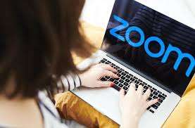Esta función, disponible hasta el momento en las cuentas de pago de Zoom Meetings y Zoom Video Webinars, permite generar transcripciones automáticas en tiempo real durante las videollamadas, y se incluye entre las herramientas de accesibilidad implementadas por la compañía.