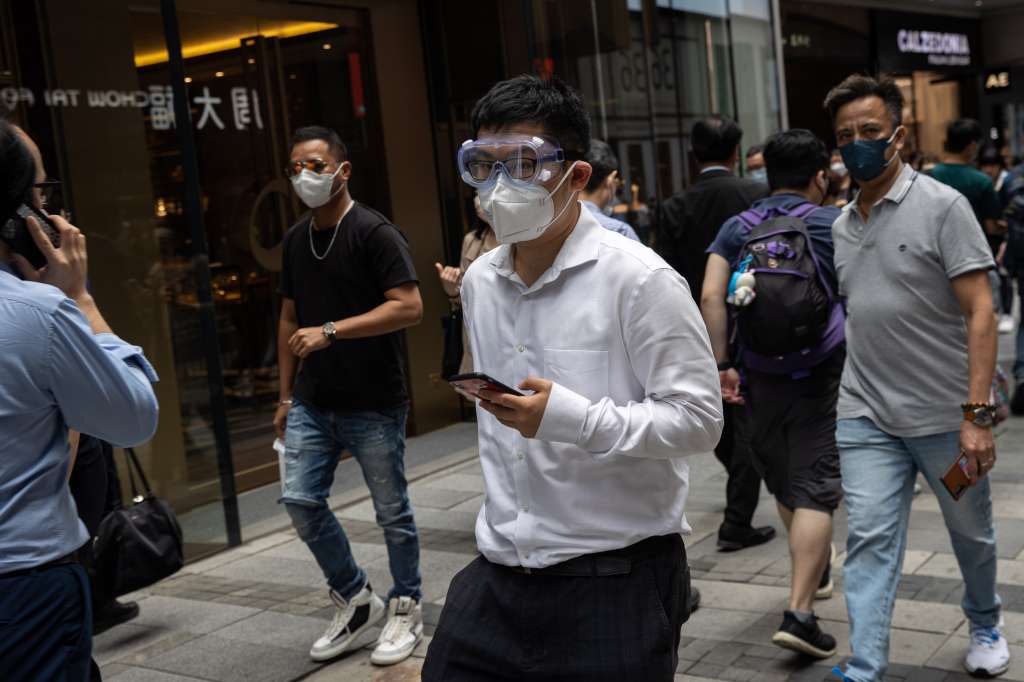 Hong Kong (China), 11/04/2022.- People wear face masks as they walk in Central, Hong Kong, China, 11 April 2022. Chief Executive Carrie Lam announced on 11 April that all students and teachers will take an obligatory daily rapid Covid-19 tests before school as in-person teaching is set to resume on 19 April after the decline in Covid-19 cases. EFE/EPA/JEROME FAVRE