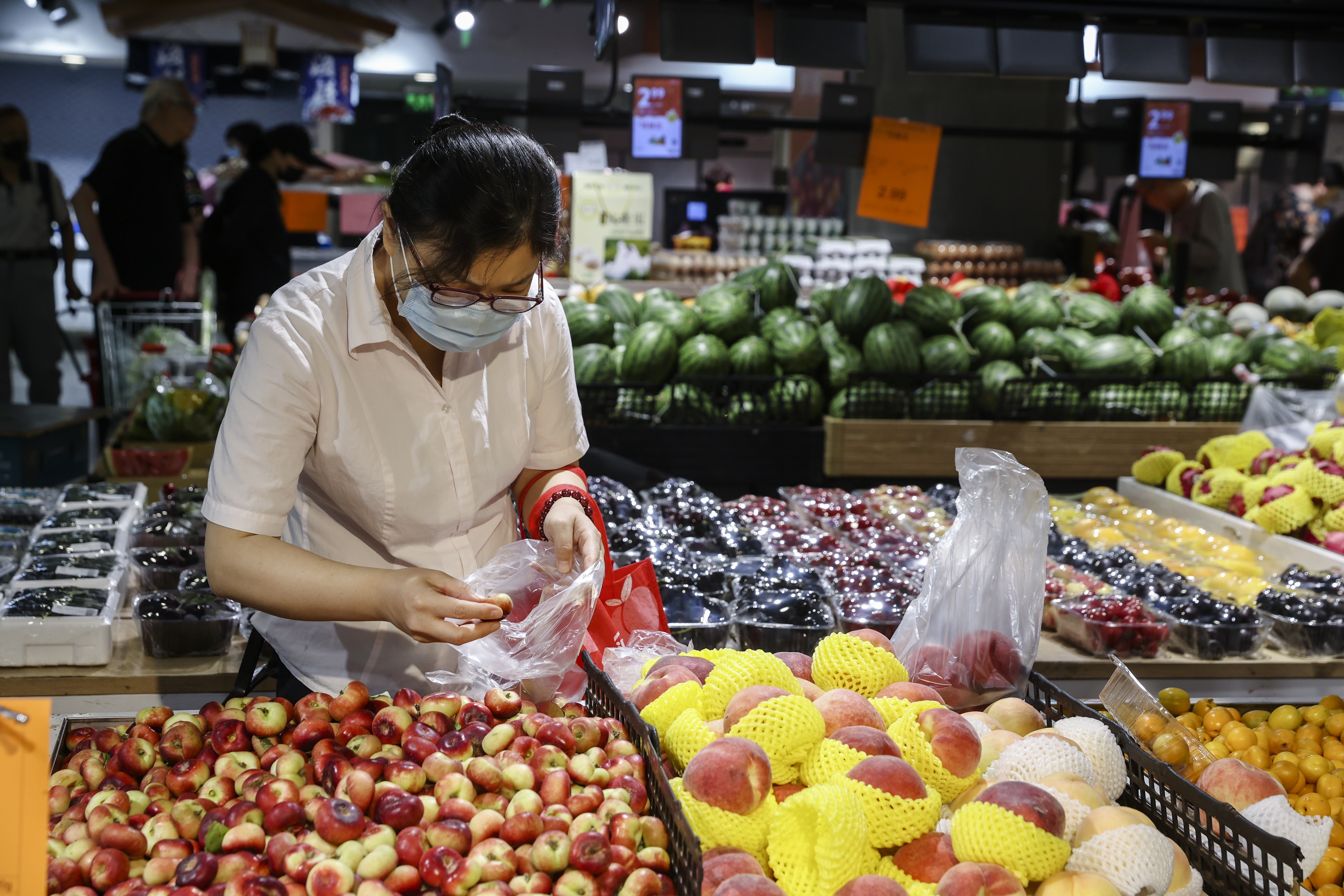 Beijing (China), 07/06/2024.- A woman wearing a face mask shops in a supermarket in Beijing, China, 07 June 2024. China's trade surplus widened to 82.62 billion US dollars (75.83 billion Euros) in May 2024, from 65.55 billion US dollars (60.16 billion Euros) in the same period the prior year. As exports grew much more than imports, the surplus exceeded market forecasts of 73 billion US dollars (67 billion Euros). EFE/EPA/WU HAO