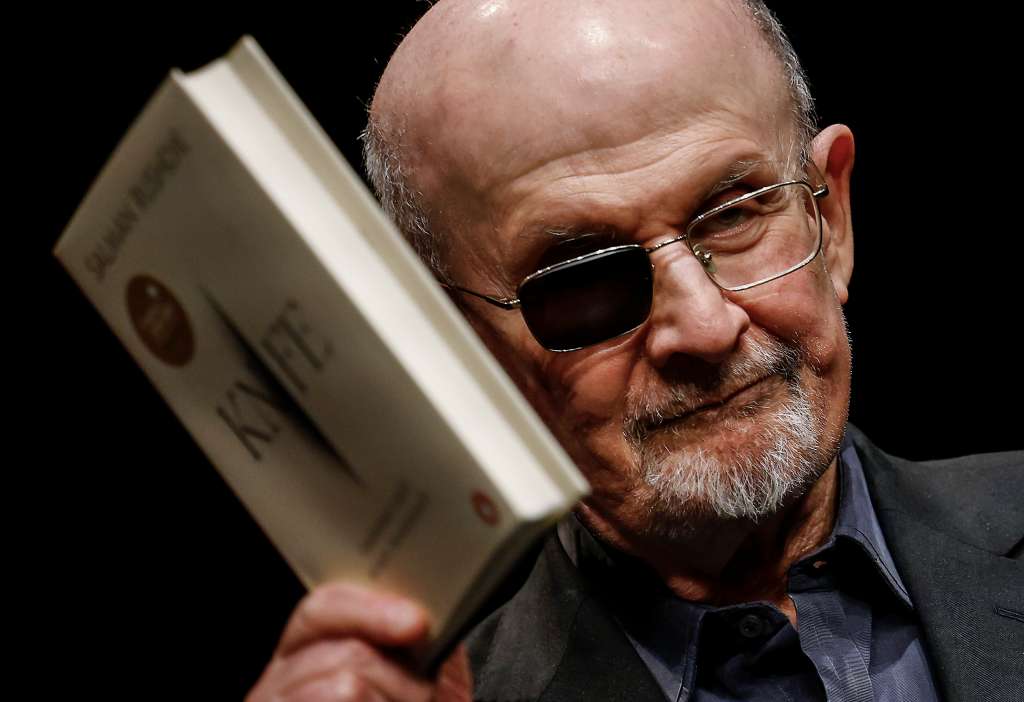 Berlin (Germany), 16/05/2024.- Indian-born British-American novelist Salman Rushdie poses during a photocall at the theatre 'Deutsches Theater', in Berlin, Germany, 16 May 2024. Rushdie is visiting Berlin to present his memoir 'Knife: Meditations After an Attempted Murder' about the on-stage attack that almost claimed his life in 2022, and caused him to lose sight in his right eye. (Alemania) EFE/EPA/HANNIBAL HANSCHKE