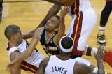 LeBron James urge a sus compañeros a "hacer ajustes" para frenar a los Spurs