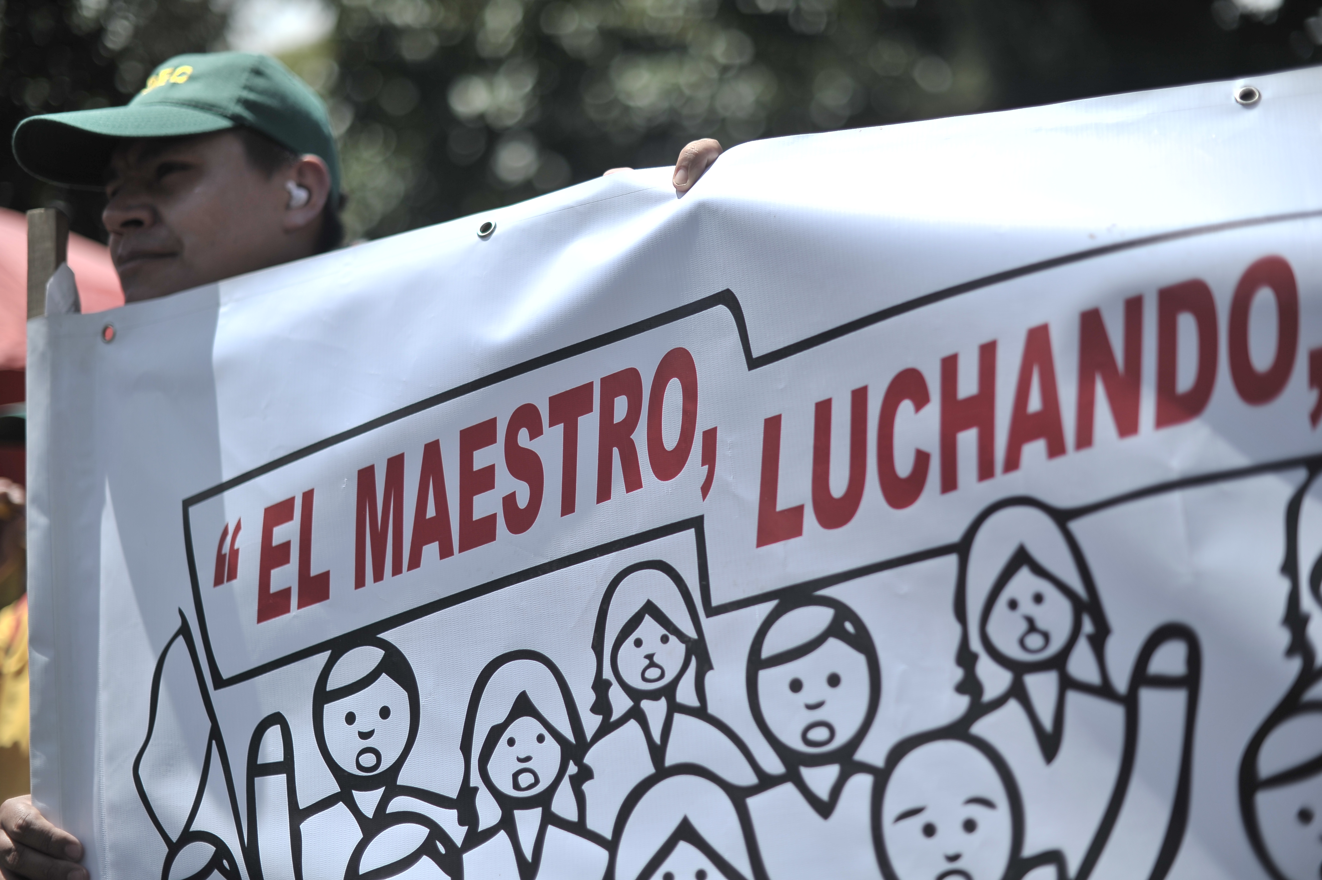 Profesores y estudiantes marchan por la calle 26 hacia el ministerio de educación, solicitando mejores condiciones para la educación y los docentes.