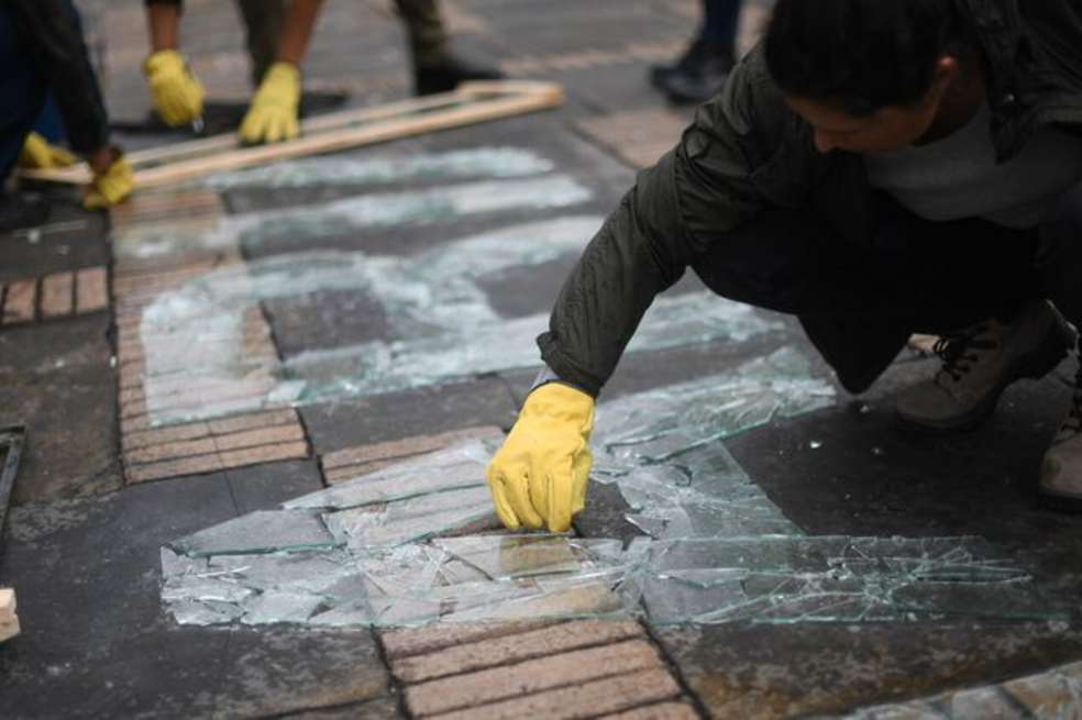 La Red de Mujeres Víctimas y Profesionales, participó en la obra "Quebrantos" de Doris Salcedo, expuesta en la plaza de Bolívar en junio de 2019.