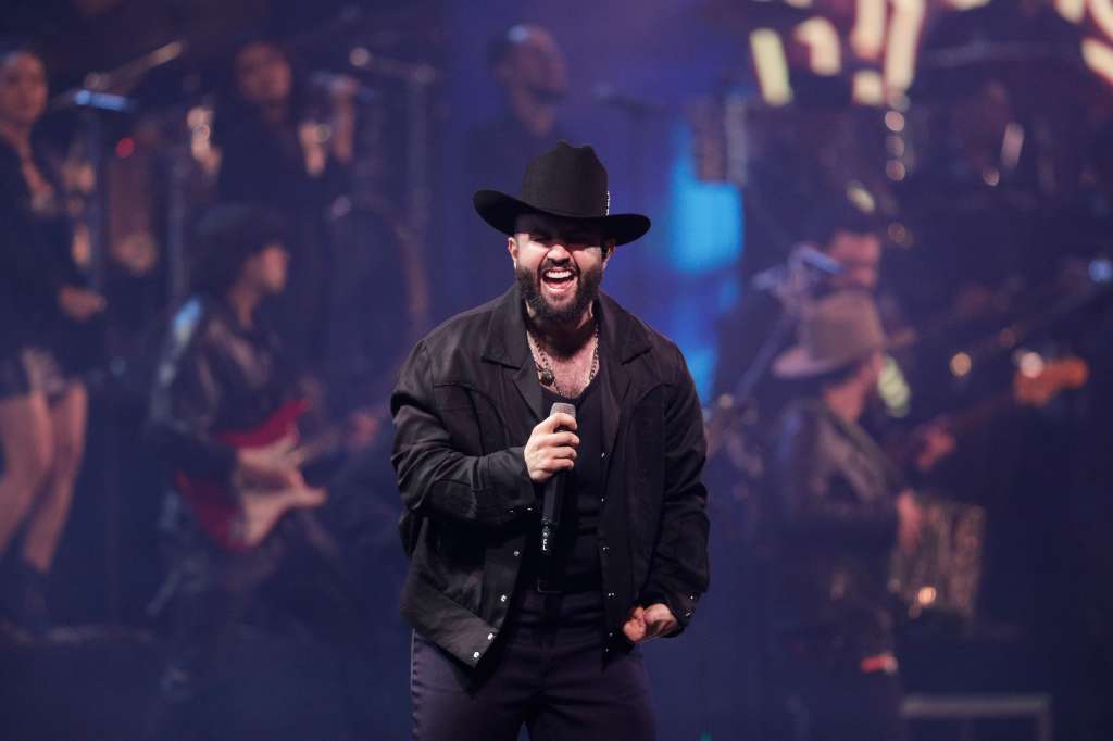 VIÑA DEL MAR(CHILE), 26/02/2025.- El cantante mexicano Carín León este miércoles en concierto, durante el 64º Festival Internacional de la Canción de Viña del Mar, en Viña del Mar (Chile). EFE/ Adriana Thomasa