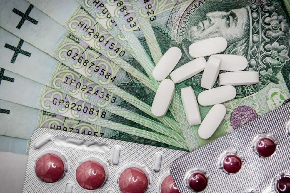 La investigación encontró que los médicos del panel asesor de la FDA recibían ganancias de las farmacéuticas por aprobar sus medicamentos. / Pixabay