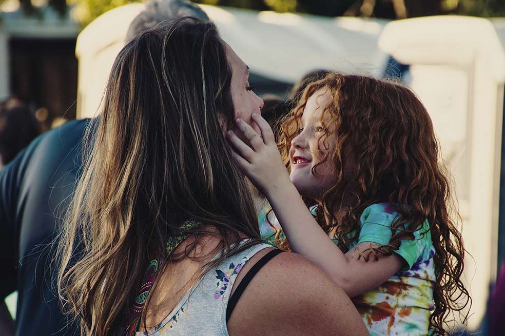 ¿Tu hijo te reta y se ríe? ¡Celebra porque está aprendiendo!