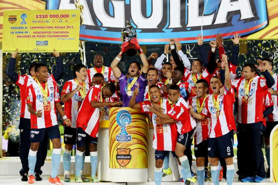 Los jugadores del Junior levantando la Copa Águila. / EFE