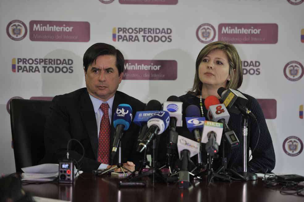 El ministro del Interior, Juan Fernando Cristo, y la directora de la Agencia de Defensa Jurídica del Estado, Adriana Guillén, lamentaron los hechos ocurridos durante “la toma violenta del Palacio de Justicia por parte del M-19”. / Gustavo Torrijos - El Espectador