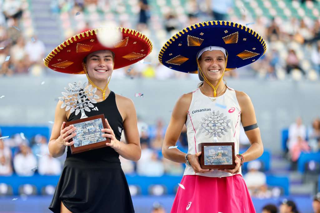 AME9689. GUADALAJARA (MÉXICO), 14/09/2025.- La tenista estadounidense Iva Jovic (i) posa junto a la Colombiana Emiliana Arango este domingo, al ganar la final del torneo Guadalajara Open WTA 500 en el Centro Panamericano de Tenis en Guadalajara (México). EFE/ Francisco Guasco
