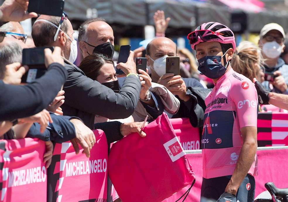 Egan Bernal sigue de líder del Giro de Italia