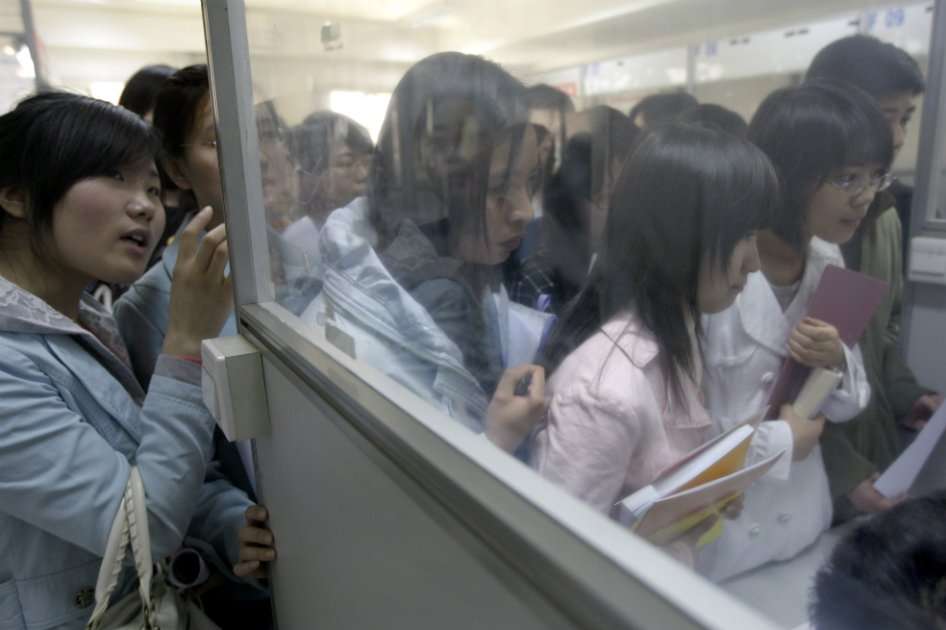 Al no tener ingresos, millones de jóvenes quedan sumidos en la pobreza. / Bloomberg News