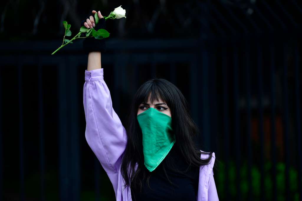 Plantón por parte de integrantes de la organización feminista Destapemos la Olla frente a los juzgados de Paloquemao.