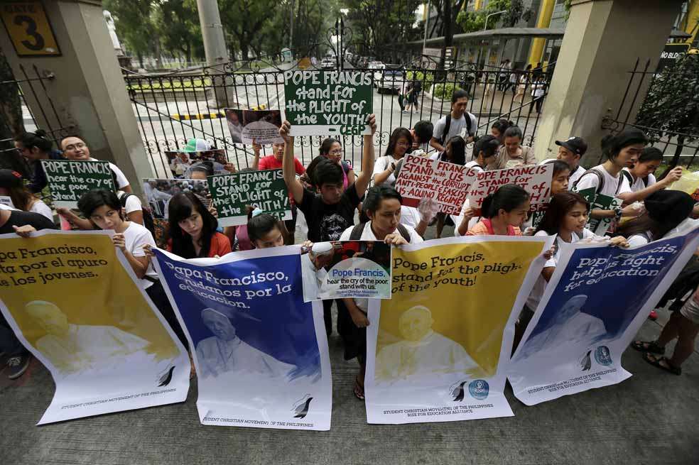 Estudiantes filipinos le pidieron al papa Francisco en Manila (Filipinas) que apoye la lucha contra la pobreza, la corrupción y la injusticia social en el país asiático. / EFE