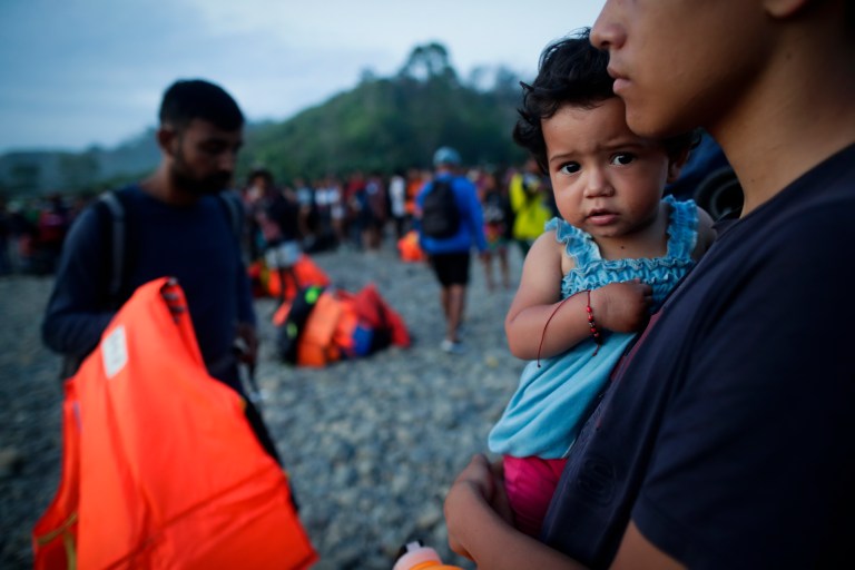 -FOTOGALERÍA- AME4250. BAJO CHIQUITO (PANAMÁ), 21/03/2023.- Adultos y niños migrantes hacen fila en la comunidad de Bajo Chiquito para ser trasladados a la Estación de Recepción Migratoria (ERM) de San Vicente, el 11 de marzo de 2023, en Metetí (Panamá). "Guerreros", repiten las madres, hijos guerreros que han aguantado largas caminatas, hambre, sed, el calor, picaduras de insectos, superar ríos y cerros, para sobrevivir a la selva del Darién en su ruta hacia Estados Unidos. Recién salidos de esta selva que hace de frontera natural entre Colombia y Panamá, los migrantes llegan hasta la conocida como Quebrada del León, donde les esperan unas piraguas de indígenas que los descenderán por el casi seco río Tuquesa hasta Bajo Chiquito, una pequeña población emberá donde podrán al fin reposar tranquilos. EFE/ Bienvenido Velasco