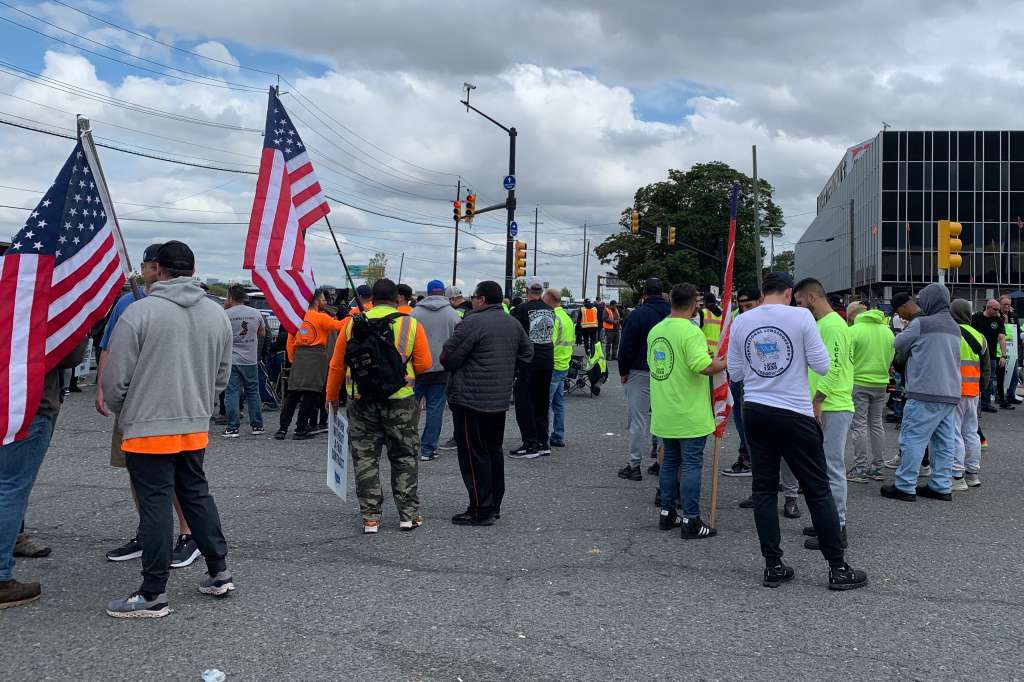 AME3953. NUEVA JERSEY (ESTADOS UNIDOS), 01/10/2024.- Estibadores protestan este martes en un muelle de Port Elizabeth, en Nueva Jersey (Estados Unidos). Decenas de miles de estibadores en 14 grandes puertos del este de Estados Unidos y en el Golfo de México comenzaron esta madrugada una huelga ante la falta de acuerdo entre el sindicato International Longshoremen’s Association (ILA) y la patronal USMX (US Maritime Alliance). EFE/ Alicia Sánchez