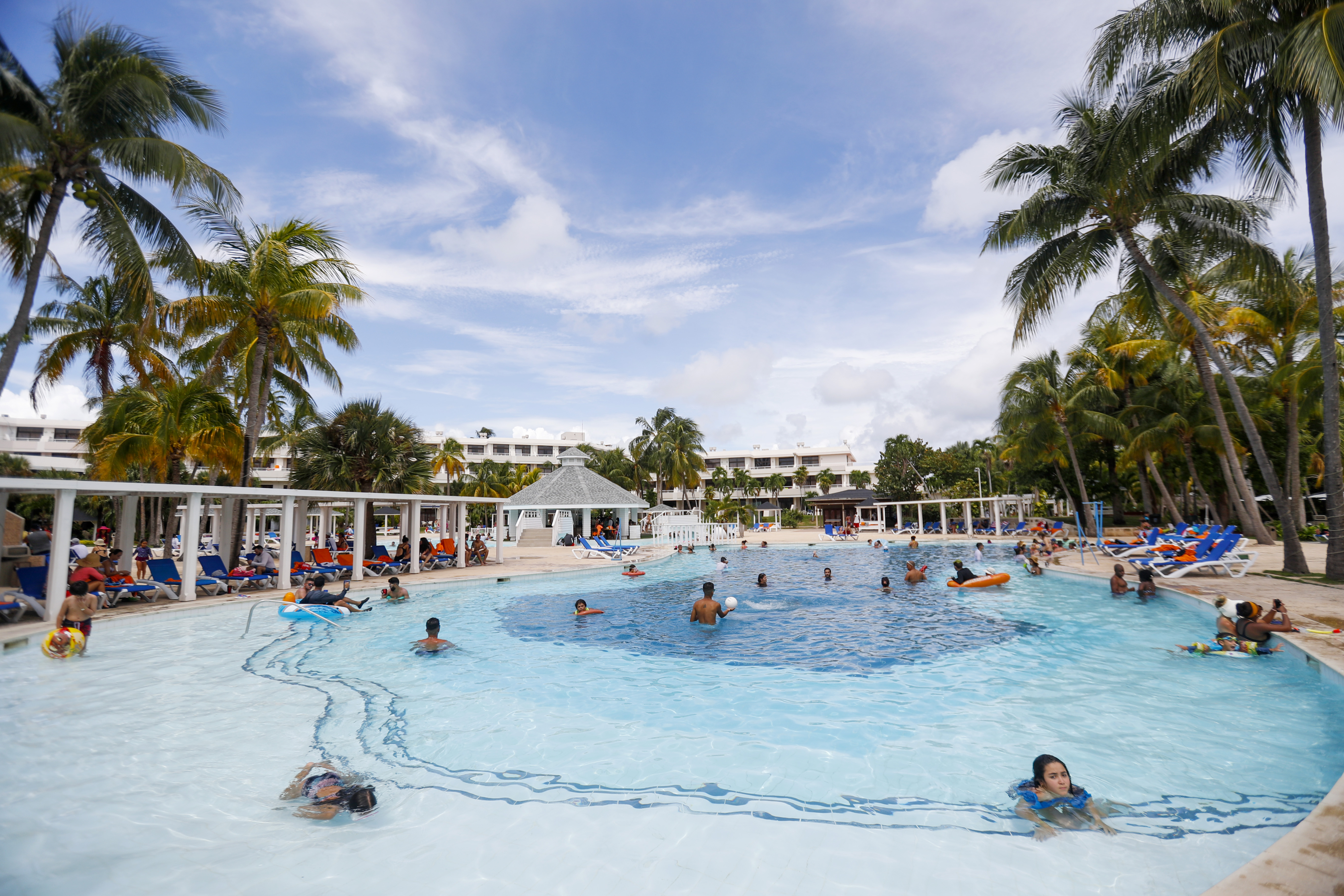 AME2985. VARADERO (CUBA), 16/07/2022.- Turistas disfrutan de una piscina en un hotel el 2 de mayo de 2022, en Varadero (Cuba). Tras dos años de incertidumbre y de casi una pausa completa de actividades, el turismo en América Latina está dando sólidas señales de recuperación, incluso llegando a los niveles anteriores a la pandemia. Tanto el turismo hacia el exterior como el receptivo han registrado números positivos que le dan base al crecimiento del PIB turístico regional del 48,2 % con respecto a 2021 que auguró en mayo pasado el Consejo Mundial de Viajes y Turismo, con una generación de ingresos por valor de 233.000 millones de dólares en toda América. EFE/ Yander Zamora