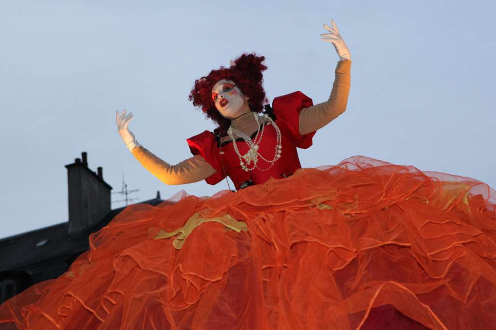 El espectáculo Muñecas gigantes traerá a la vida a tres enormes figuras que deambularán por la plaza, acompañadas de soldados de plomo y pequeños tamborileros.