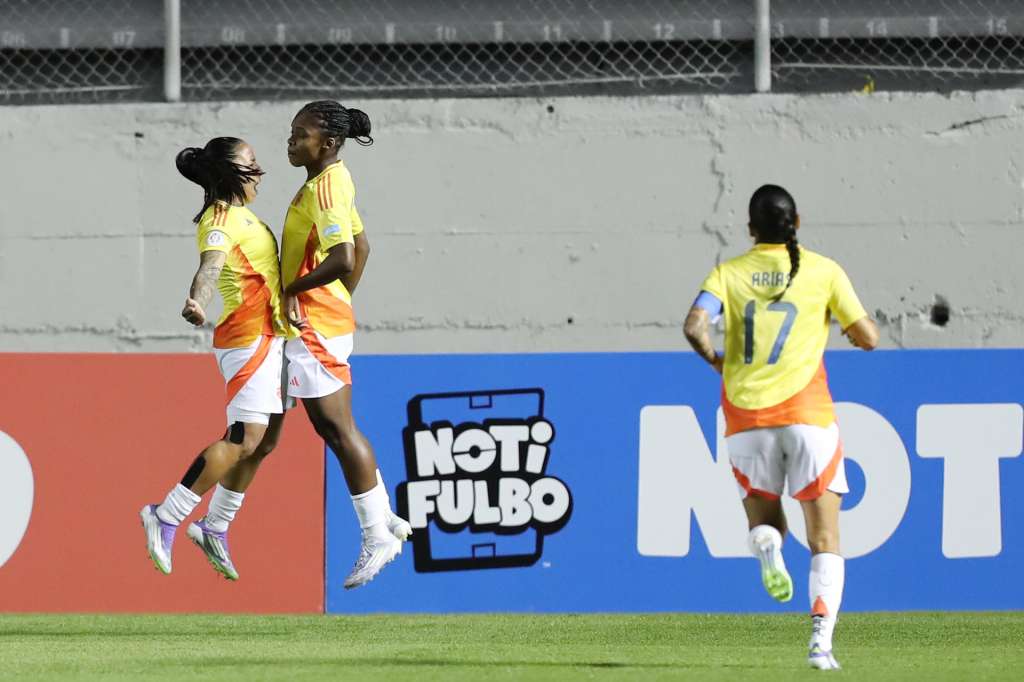 AMDEP8592. QUITO (ECUADOR), 19/07/2025.- Linda Caicedo (c) y Manuela Pavi (i) de Colombia celebran un gol este sábado, en un partido de la fase de grupos de la Copa América Femenina entre Colombia y Paraguay en el estadio Gonzalo Pozo Ripalda en Quito (Ecuador). EFE/ José Jácome