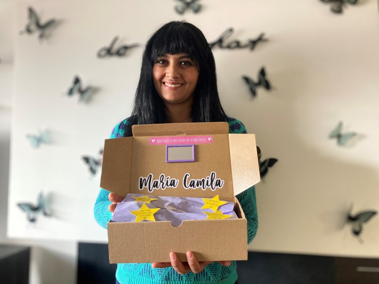 Ella creó un kit para las niñas que tienen su primera menstruación