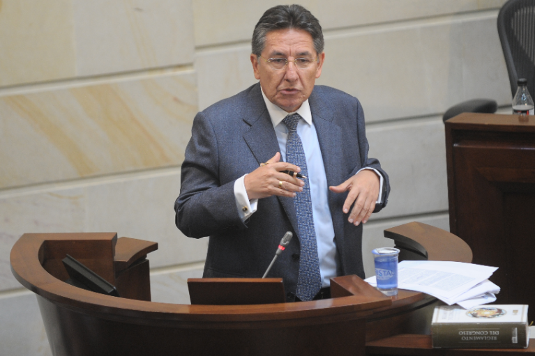 Crece escándalo por dineros para la paz
