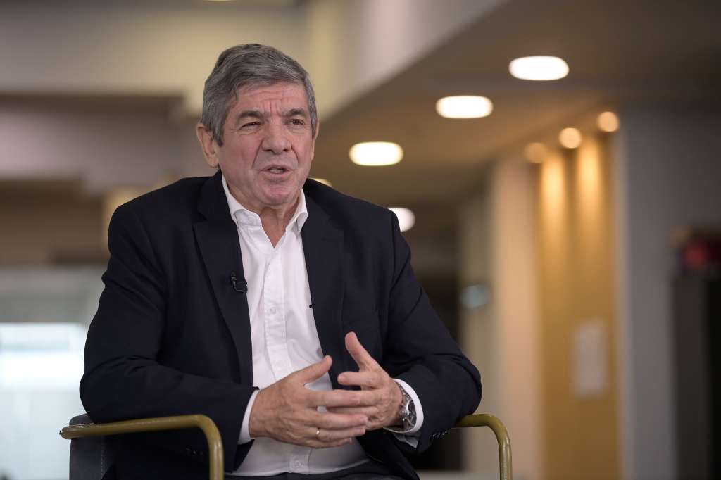 General retirado del Ejército Nacional de Colombia, actualmente es candidato presidencial 2026 por el Partido Ecologista Colombiano (PEC)