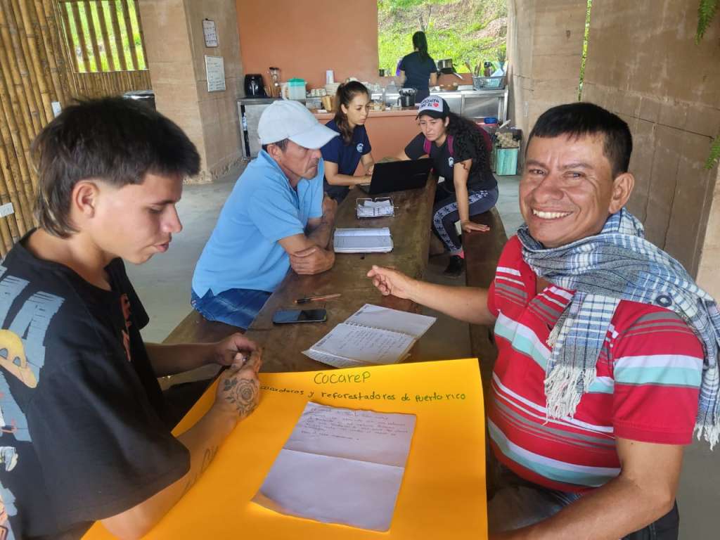 Santiago y Johan, en capacitación sobre conservación de ecosistemas con sistemas agroforestales de cacao.