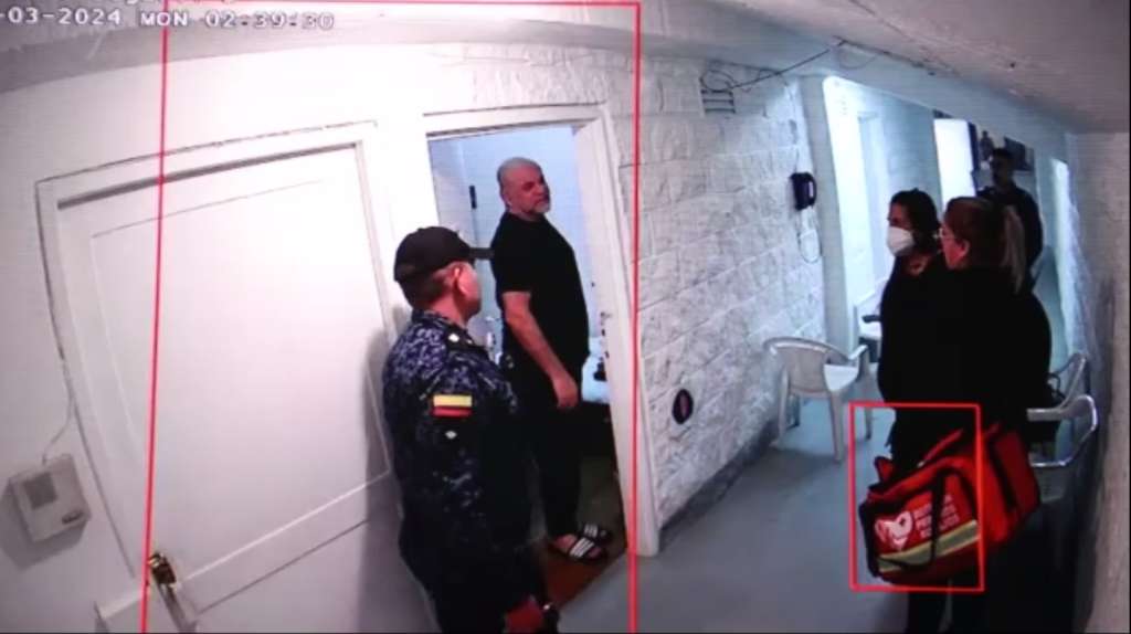 La celda en la que permanece recluido el jefe exparamilitar es de 12 metros cuadrados y está ubicada en la cárcel de máxima seguridad de La Picota.