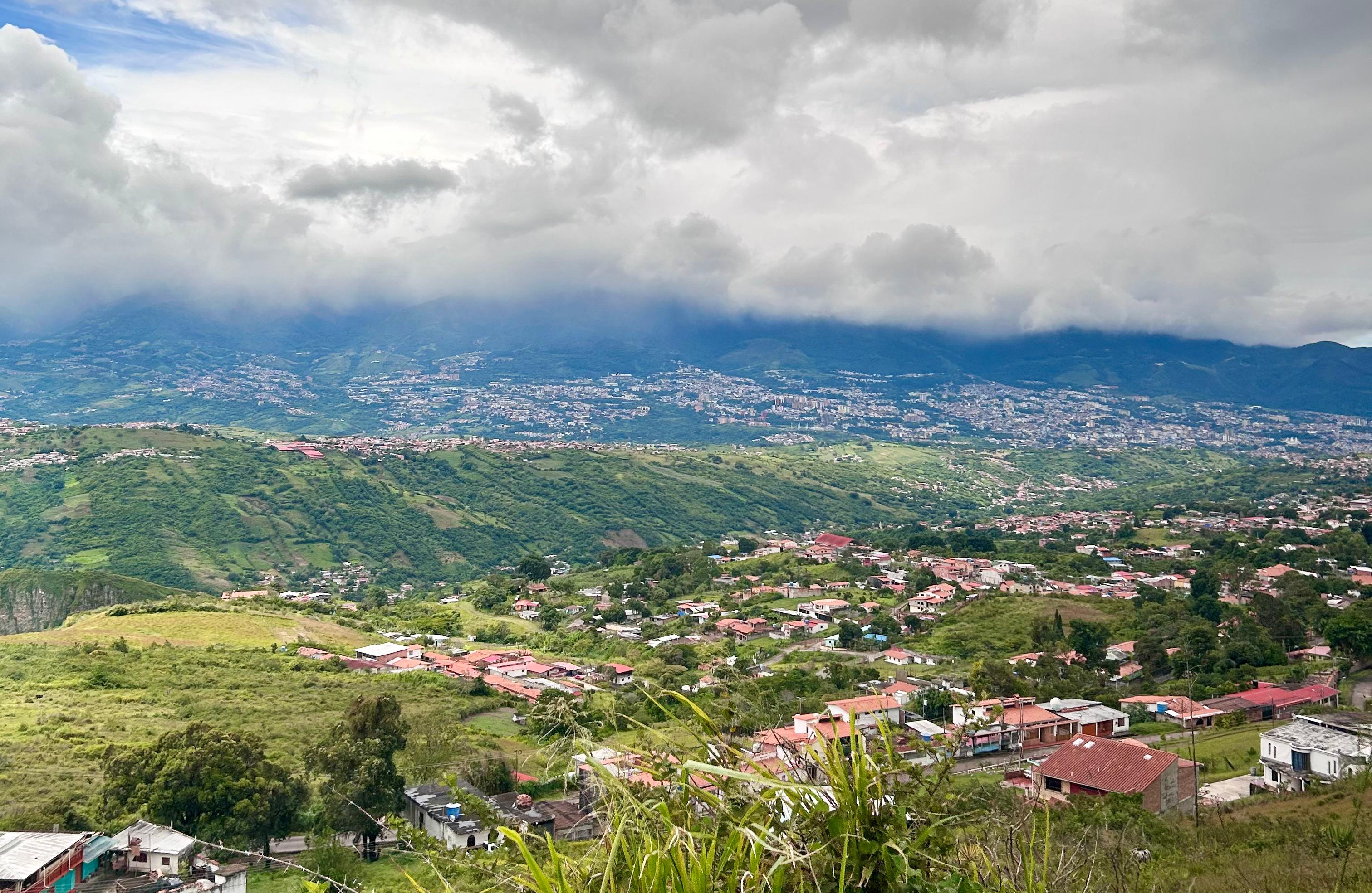 Vista panorámica desde 360 Glamping en Capacho hacia San Cristóbal en Venezuela, uno de los escenarios que enmarcan la ruta del turismo binacional.