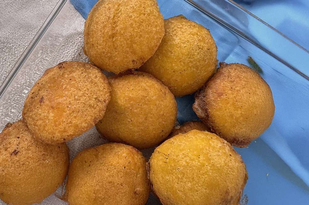 Arepas de huevo rellenas de carne molida.