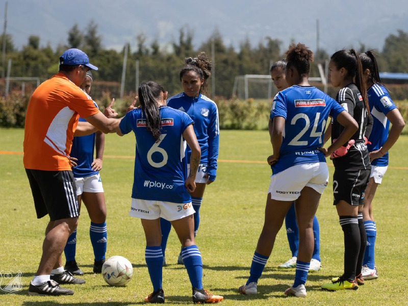 El técnico Álvaro Anzola y sus jugadoras aspiran darle muy pronto a Millonarios su primer título de la Liga Femenina de Colombia. / Millonarios F.C.