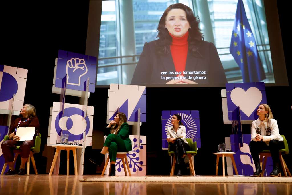 MADRID, 24/02/2023.- (i-d) La directora regional de ONU Mujeres para las Américas y el Caribe, María-Noel Vaeza; la portavoz de la presidencia de Argentina, Gabriela Cerruti; la ministra de Igualdad, Irene Montero, y la ministra de Asuntos Sociales y Salud de Finlandia, Hanna Sarkkinen, asisten a la intervención telemática de la comisaria europea de Igualdad, Helena Dalli (en pantalla), durante la inauguración del Encuentro internacional feminista que reunirá el fin de semana en Madrid a numerosas expertas para analizar desde las violencias machistas, hasta el derecho al aborto, este viernes en la facultad de Medicina de la Universidad Complutense de Madrid. EFE/ Mariscal