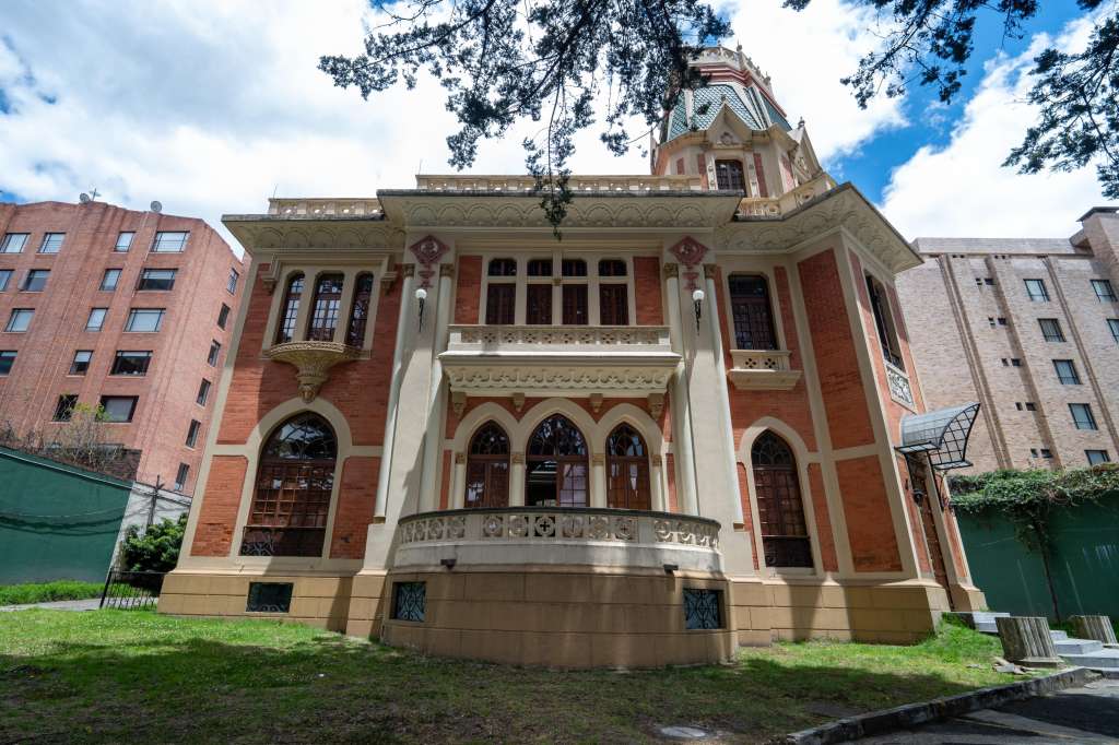 La casona Villa Adelaida se encuentra ubicada en la carrera 7 #70#40.