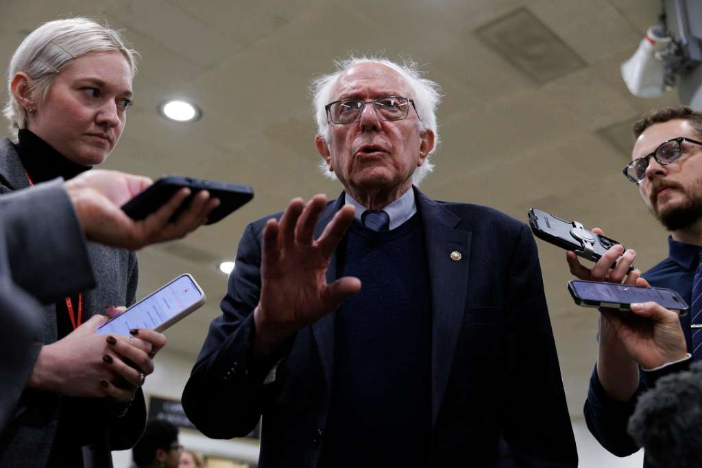 WASHINGTON (United States), 29/01/2026.- US Senator Bernie Sanders speaks to journalists at the US Capitol, Washington, DC, USA, 29 January 2026. The US Senate is working to resolve a dispute over funding for immigration enforcement and avoid a looming partial government shutdown. EFE/EPA/WILL OLIVER