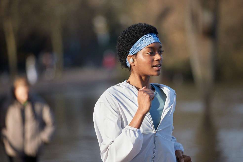 El buen ajuste de los auriculares hace que no se salgan del canal auditivo, lo que los convierte en un buena alternativa a la hora de hacer deporte.