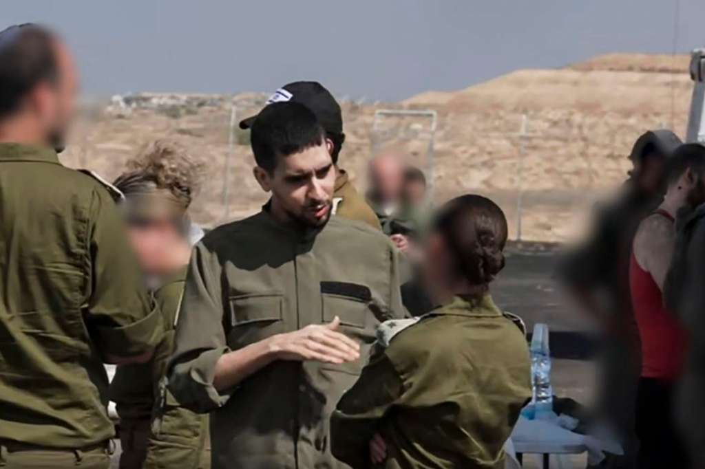 JERUSALÉN, 13/10/2025.- Captura de un video facilitado por el Ejército de Israel, de Evyatar David, el rehén al que Hamás mostró en un vídeo en verano completamente esquelético, con representantes de las Fuerzas de Defensa de Israel, en Jerusalén este lunes. El Ejército de Israel confirmó que los últimos 13 rehenes que quedaban con vida en Gaza están ya en manos de la Cruz Roja, que los conducirá a Israel, informa un comunicado castrense. EFE/Ejército de Israel SOLO USO EDITORIAL/SOLO DISPONIBLE PARA ILUSTRAR LA NOTICIA QUE ACOMPAÑA (CRÉDITO OBLIGATORIO)
