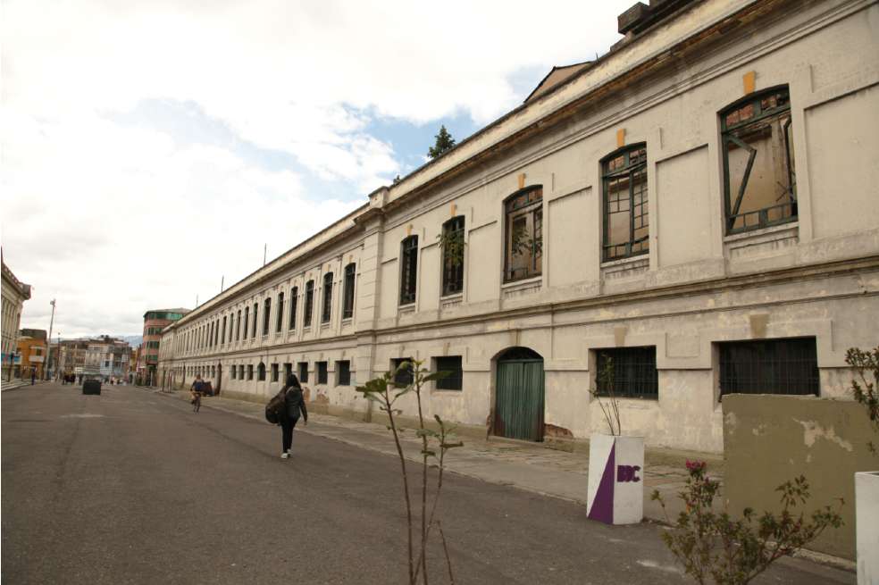 Edificio La Flauta. La estructura se ve desgastada y los marcos de las ventanas, color verde, están rotos.