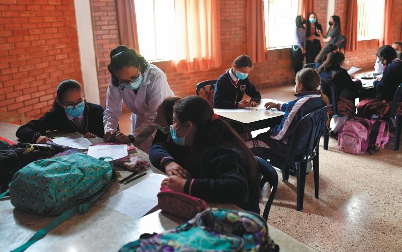 En Colombia, hay 292.443 mujeres docentes, frente a 144.563 hombres.